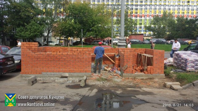 ​В районе дома 14 по ул. Ярцевская началась установка новых кирпичных контейнерных площадок.
