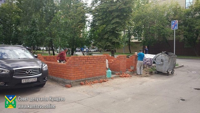 ​В районе дома 14 по ул. Ярцевская началась установка новых кирпичных контейнерных площадок. 0