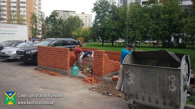 ​В районе дома 14 по ул. Ярцевская началась установка новых кирпичных контейнерных площадок. 2