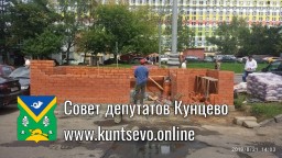 ​В районе дома 14 по ул. Ярцевская началась установка новых кирпичных контейнерных площадок.